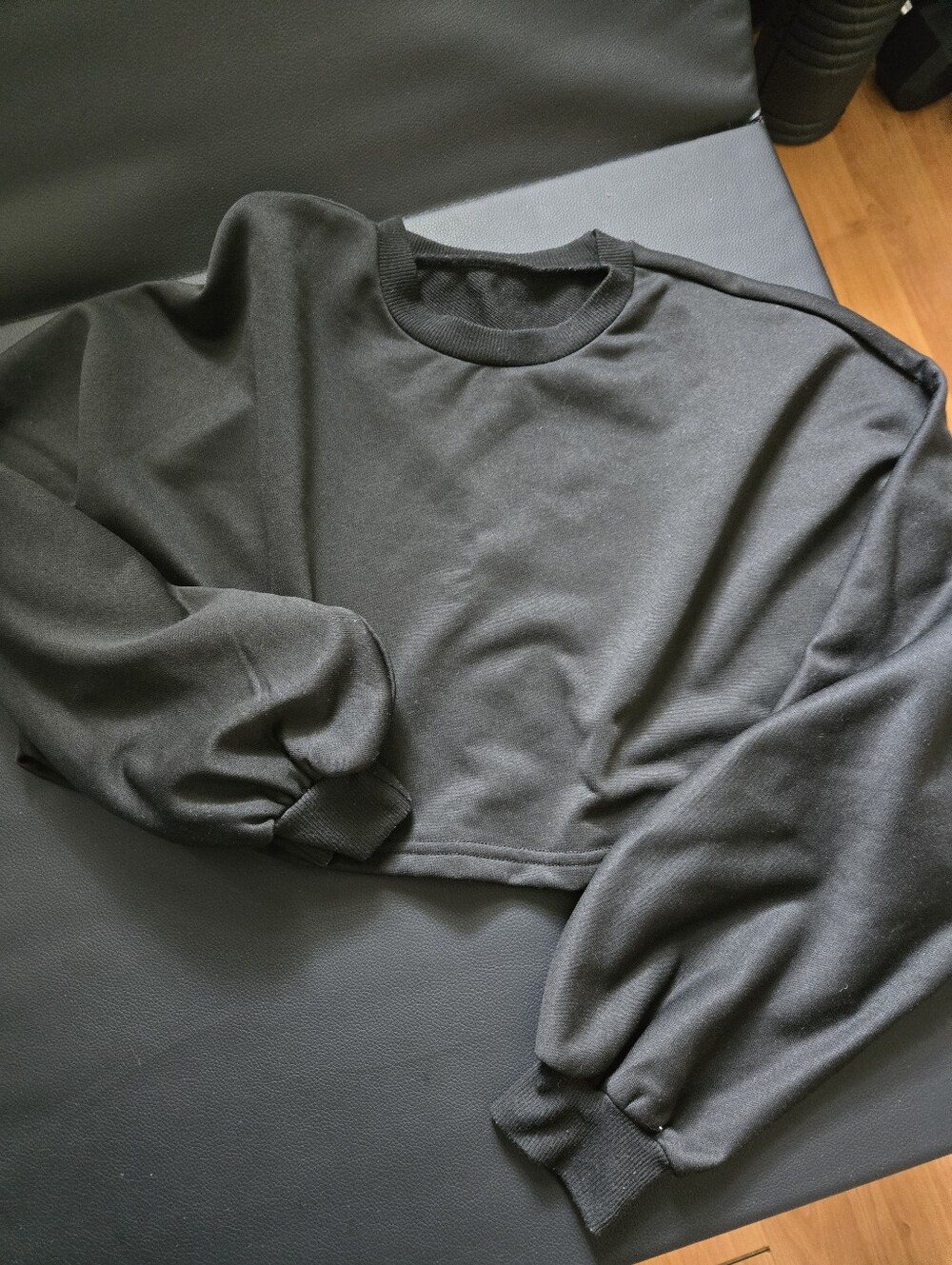 Women's Black Crewneck Cropped Sweatshirt Size M